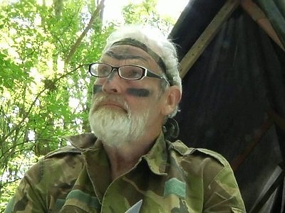 nastolatka z naturalnym biustem chce się bawić