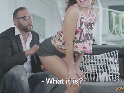 nastolatka z czerwonymi pazurkami ma głębokie gardło