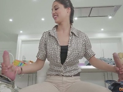 ojczym ma ochotę na jej młodą szpareczkę