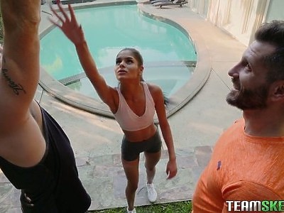 młoda nastolatka penetrowana analnie