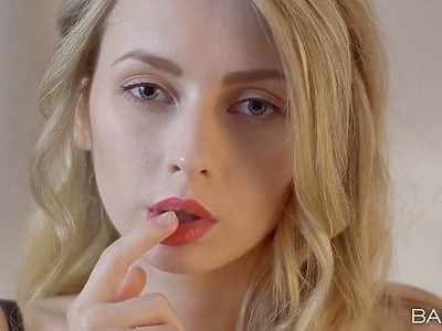 sexy młoda dziewczyna chce trochę szczęścia