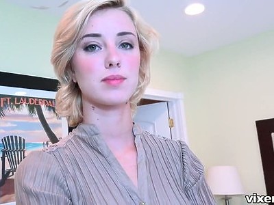 dziewica dogadza sobie grzebieniem