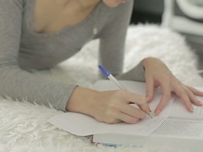 blada nastolatka palcuje się w aucie