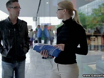 nastolatka sama klepie się po pośladkach