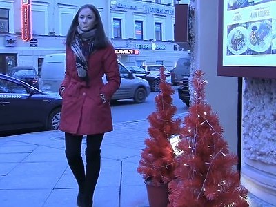 nastolatka na tarasie zajmuje się długim penisem