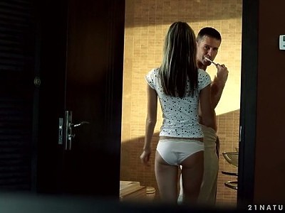 namiętne lizanko dojrzałej i młodej lesbijki