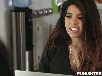 nastolatka w rajstopach rozkłada nogi i się palcuje