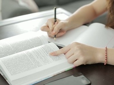 dzika nastolatka daje się wydymać na klatce schodowej