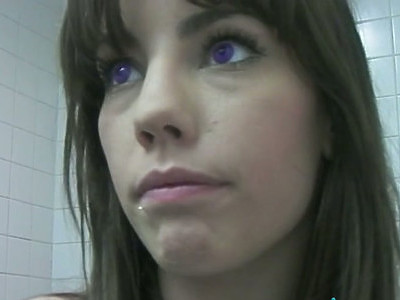 chuda nastolatka lubi to robić z dwoma facetami