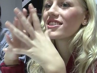 śliczna nastolatka masturbuje się w słoneczny dzień