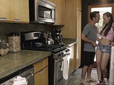 nastolatka obsługuje panów w terenie