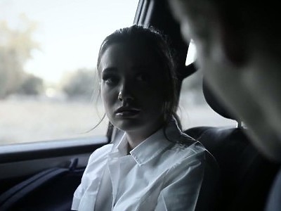 nastolatka zabawia się z dwiema czekoladkami