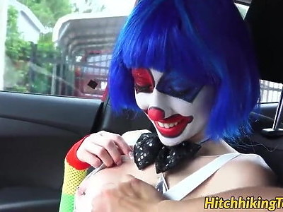 cudowna nastolatka masturbuje się gumowym fiutem