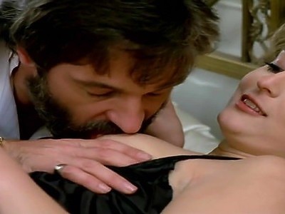 cycata dziewica zabawia się na łące