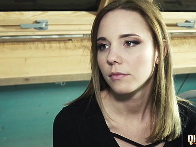 młoda suczka się rozbiera