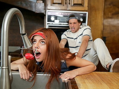 ruchana nastolatka liże dwa kutasy