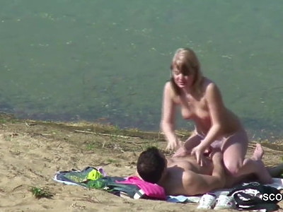 nastolatka zdejmuje biały staniczek przed agentką