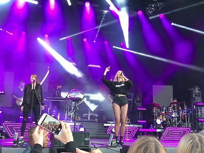 nastolatka pieści się dwiema zabaweczkami