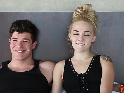 amatorka klęczy na kafelkach i liże jego pałę