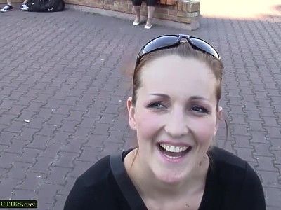 nastolatka trzepie penisa stópkami