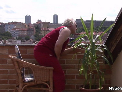 mama w obcisłej sukience ma ochotę na młodą suczkę