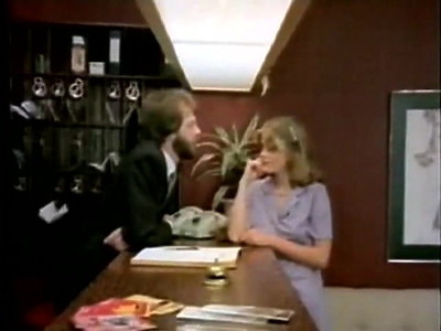 gorąca nastolatka pieści się po obu dziurkach