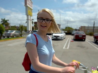 stary posuwa uczennicę w klasie