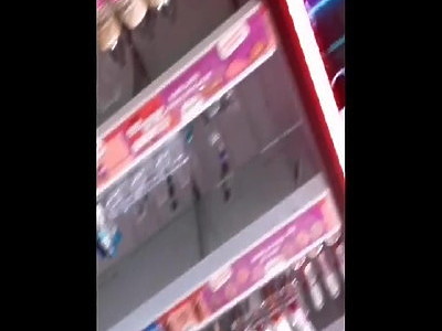 chuda dziewica pozuje na trawie