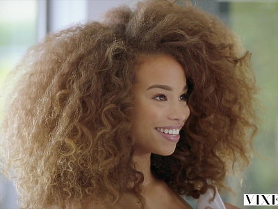 nastolatka leży na plecach a on rucha jej buźkę