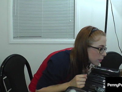 ruska nastolatka obciąga zmysłowo w kiblu