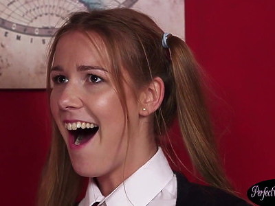 nastka pozuje na łące