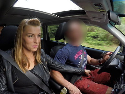 śmiała nastolatka ruchana po raz pierwszy w dwie dziury