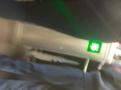 chude nastolatki rozkładają przed nim nogi