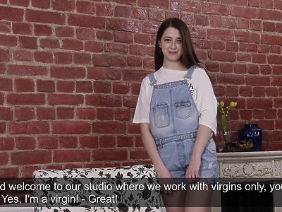 młoda nastolatka ciągnie go za fiuta