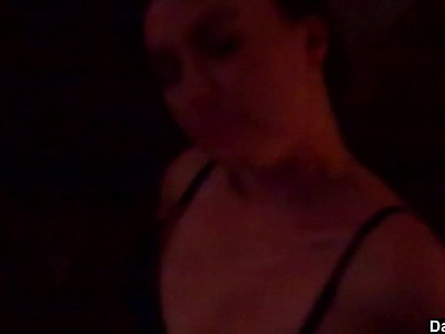 seksik z cycatą laską na stojaka w łazience