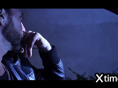 nastolatka z ładnymi oczkami ssie fiutka