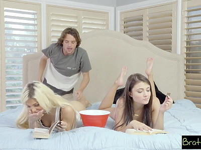 młoda pozuje na podłodze