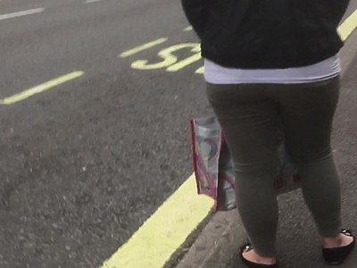 amatorka leży i z podnieceniem masuje swoje ciałko