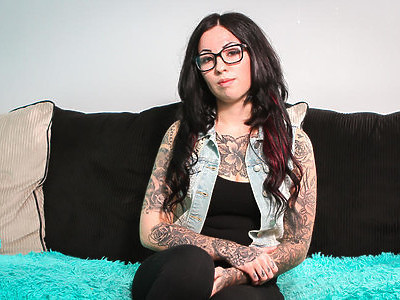 nastolatka na siłowni rozkłada nogi