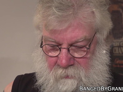 ona chce posmakować młodej kobiety