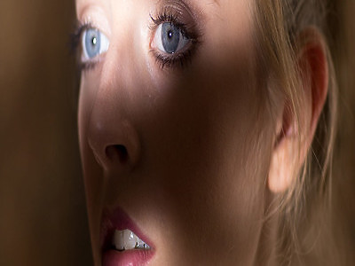 ciekawska nastolatka chce zobaczyć co ma w spodniach