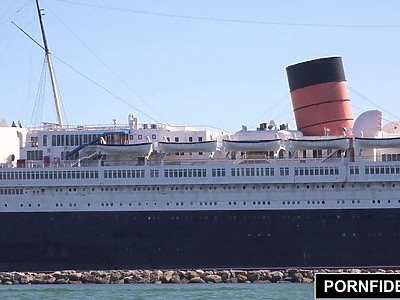 naturalnie cycata amatorka bzykana na pieska