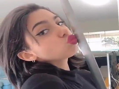 nastolatka daje sobie z palca na balkonie