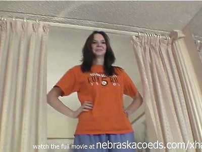 ostre nastolatki wypinają się przed facetem