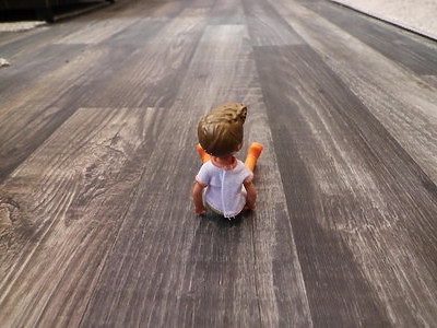 młoda obciąga starszemu chłopakowi