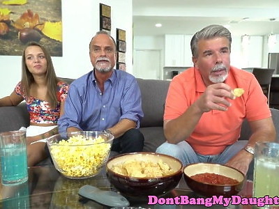 silikonowa nastolatka masturbuje się wa aucie