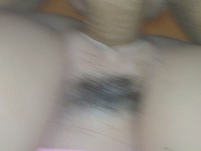 nastolatka wkłada seks zabawkę między piersi