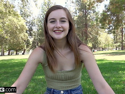 nastolatka klęczy między męskimi udami