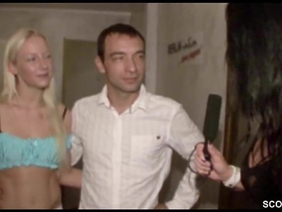 nastolatka z dużym dekoltem ma dildo w dziobie