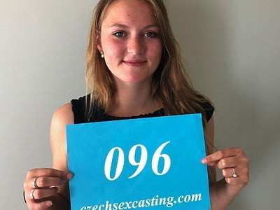 blond nastolatka wypina tyłek i ciągnie pałę łysego kolesia